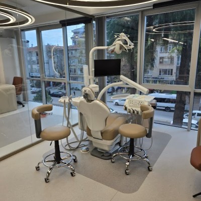 Uzman Diş Hekimi Hilal Selamet - Implant Ve Dişeti Tedavileri